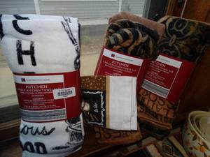 lot 19861 image: Lot of New Kitchen Towels