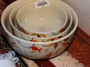 lot 19862 image: 3 Halls Nesting Floral Bowls
