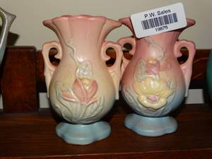 lot 19875 image: Lot of 2 Small Hull Decorative Vases