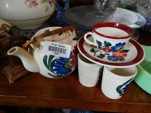 lot 19871 image: Floral Tea Pot and Cups