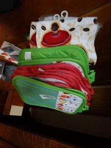 lot 19907 image: New Kitchen Hot Pads Lot