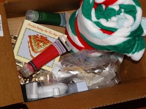lot 19928 image: Lot of Christmas items