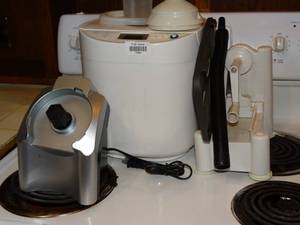lot 19950 image: Lot of Kitchen Appliance Items - Beadmaker