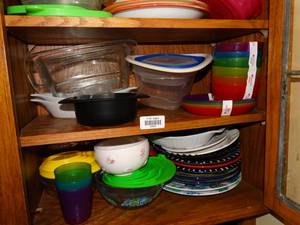 lot 19964 image: Lot of Plates and Plastic Storage Containers