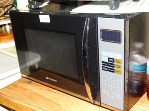 lot 19983 image: Clean Emerson Microwave