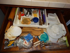 lot 19934 image: lot of kitchen utensils in drawer