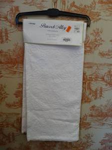 lot 35215 image: White Damask Throw Blanket - Beautiful and New with Packaging
