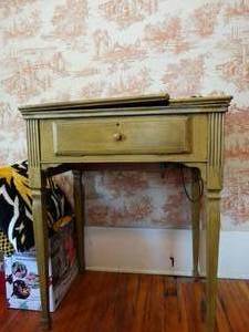 lot 35212 image: Antique Singer Sewing Machine - Black Ornate Machine in GreenYellow Cabinet
