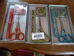 lot 35190 image: 3 Sets of Decorative Gift Scissors - New in Boxes