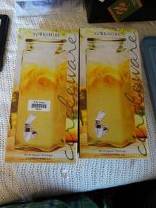 lot 35180 image: Lot of 2 Yorkshire Circleware 80oz Square Beverage Dispensers with Lids