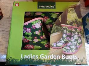 lot 35168 image: New Garden Boots - Womens 8 - Beautiful Floral Short Boots