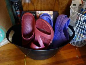 lot 35161 image: Over the Door Shoe Organizer and 2 Pairs of Sandals