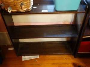 lot 35018 image: Wood 3 Shelves wo Content