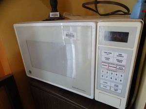 lot 35130 image: White GE Microwave
