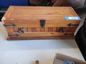 lot 1362 image: Nice wooden keepsake box with one corner with some damage