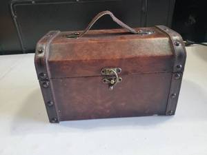 lot 1371 image: Wooden Decorative box with latch