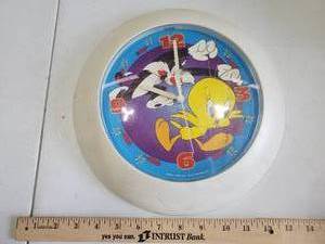 lot 1373 image: 1995 Warner Bros. Looney Toons Wall Clock