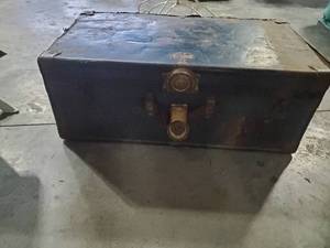 lot 1390 image: vintage trunk