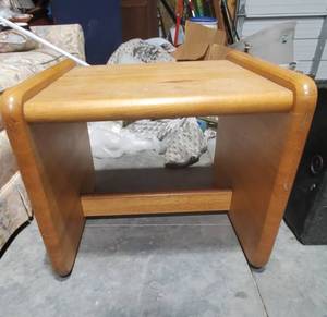 lot 1380 image: heavy end table