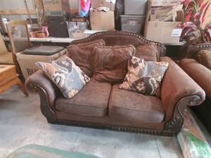 lot 1405 image: Nice Love Seat Lot 1406 Has the matching Couch Heavy