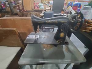 lot 1418 image: Singer Sewing Machine with metal Typewriter table