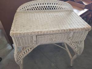 lot 1427 image: Wicker vanity with drawer
