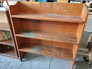 lot 1428 image: Bookshelf with 3 shelves