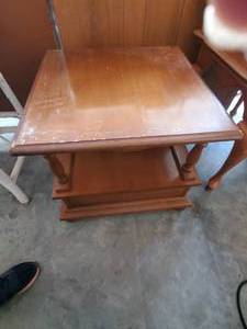 lot 1429 image: Wood end table