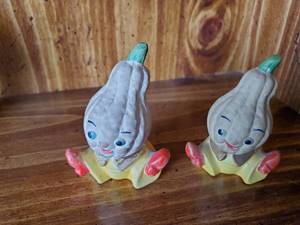 lot 1434 image: Salt n Pepper Shakers