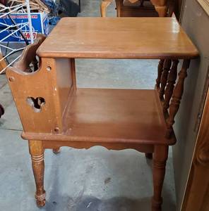 lot 1452 image: Wooden end table with magazine holder