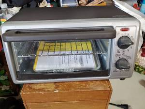 lot 1462 image: Back and Decker Toaster Oven