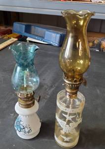 lot 1471 image: 2 Oil Lamps