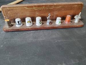 lot 1474 image: Thimble holder with 8 Thimbles