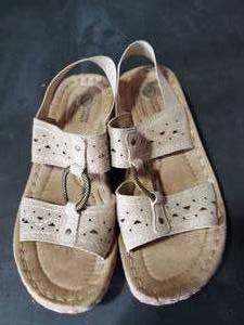 lot 1481 image: Women Earth Sprit Sandals size 6