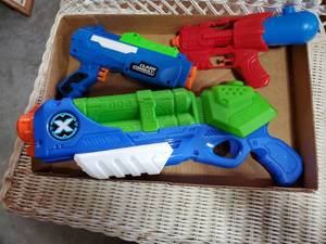 lot 1490 image: 3 Toy Guns