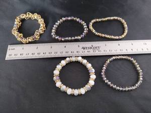 lot 1607 image: 5 bracelets