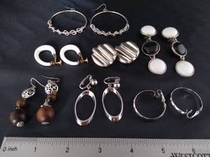 lot 1610 image: 7 pair of Earrings