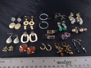 lot 1613 image: 16 Pairs of Earrings