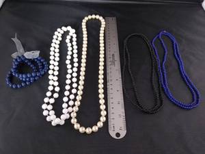 lot 1614 image: Costume jewelry necklaces and bracelets