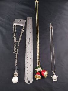 lot 1618 image: 3 - Holiday Necklace