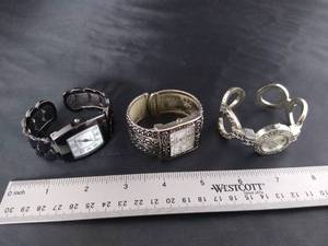 lot 1621 image: 3 - Watches