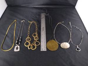 lot 1626 image: Costume jewelry necklaces