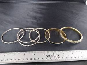 lot 1632 image: 6 - Bracelets