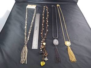 lot 1634 image: 4 - Necklace