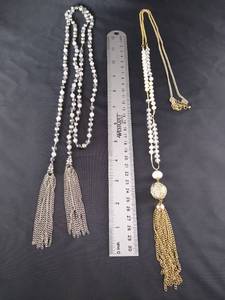 lot 1635 image: Costume jewelry necklaces