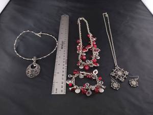 lot 1637 image: Costume jewelry necklace, bracelets and Earrings