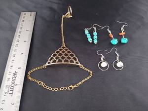 lot 1640 image: Costume jewelry