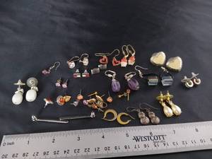 lot 1641 image: Multiple Earrings