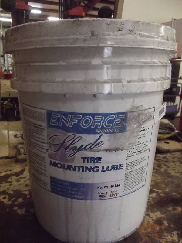 lot 9026 image: Tire Mounting Lube