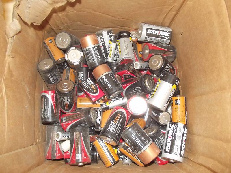 lot 9040 image: Lot of Batteries